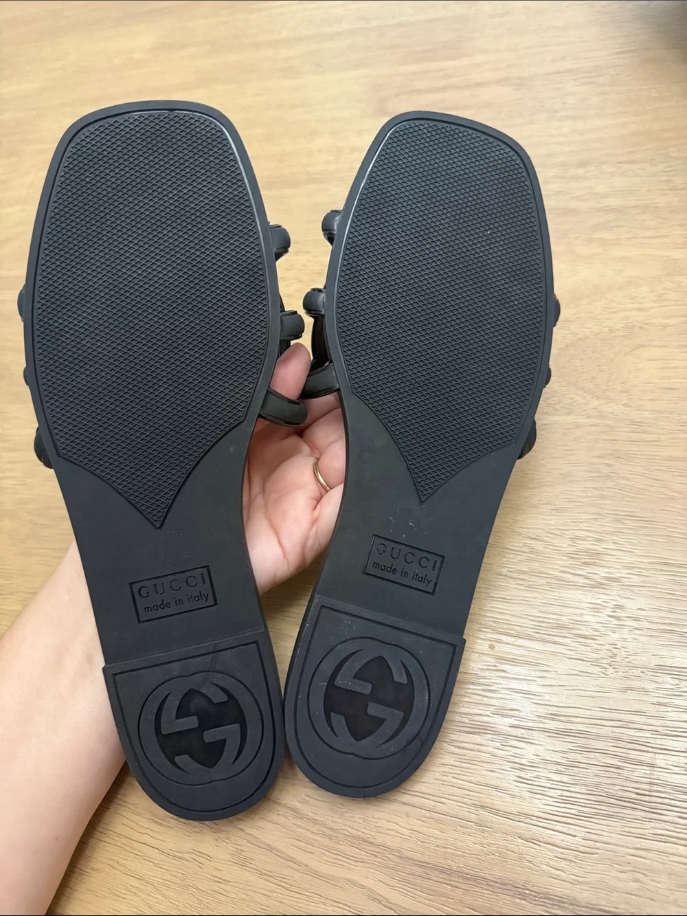 Gucci Women's Interlocking G slide sandal black rubber D u p e